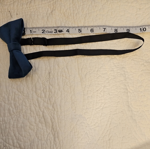 Velvet Pre-Tied Adjustable Bowtie - Picture 7 of 8